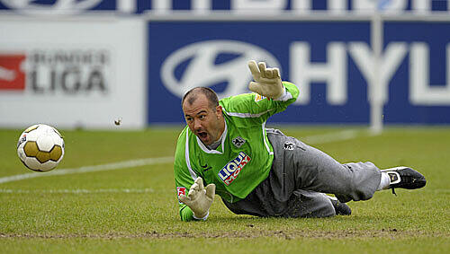 Gabor KIraly musste drei Mal hinter sich greifen Gabor KIraly musste drei Mal hinter sich greifen