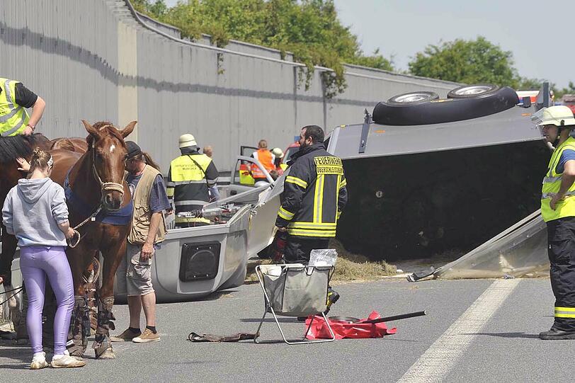 Unfall mit einem Anhänger mit Pferden auf der A 92 in Richtung Stuttgart