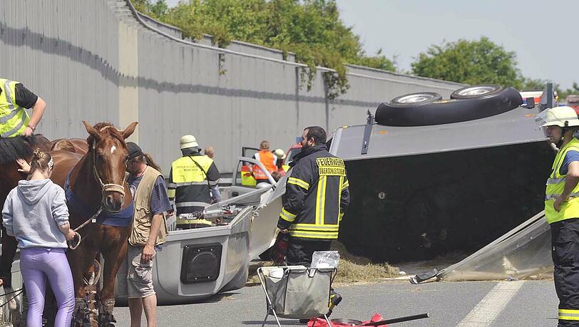 Unfall mit einem Anhänger mit Pferden auf der A 92 in Richtung Stuttgart Unfall mit einem Anhänger mit Pferden auf der A 92 in Richtung Stuttgart