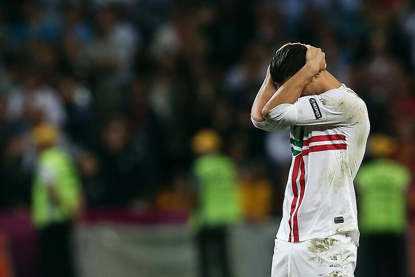 EM 2012: Halbfinalaus gegen Spanien. Wie bitter für Ronaldo - wieder gibt's keinen Titel mit Portugal. Diesmal scheiterte er im Elfmeterschießen an Spanien. Aber Cristiano hat nicht nur die Haare schön, keiner leidet so schön wie der Superstar von Real Madrid.