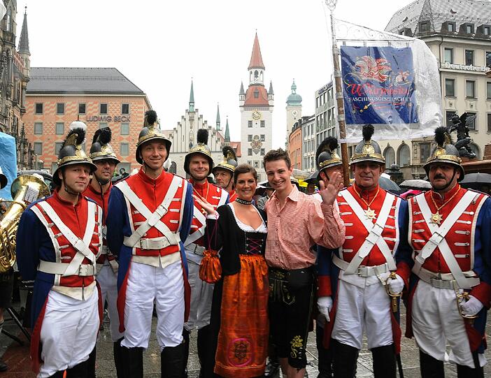Die Würmesia präsentiert ihr Prinzenpaar auf dem Marienplatz: Benny I. und Nina I.