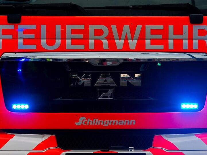 Blick auf einen Einsatzwagen der Feuerwehr. Foto: Mohssen Assanimoghaddam/dpa/Symbolbild