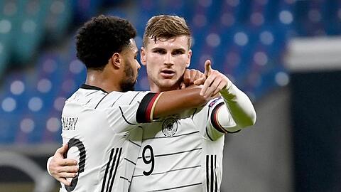 Die deutsche Nationalmannschaft um Doppelpacker Timo Werner (r) besiegte die Ukraine.