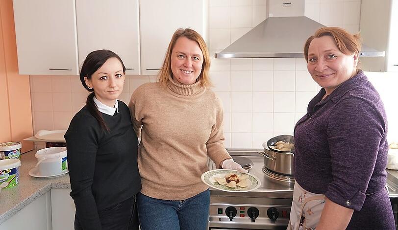Auch Lilja, Switlana und Olena (v.l.) helfen jeden Sonntag dabei, mittags 300 bis 400 Frauen und Kinder mit Essen zu versorgen.