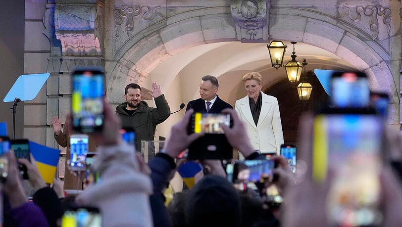 Polens Präsident Andrzej Duda (M) und seine Frau Agata Kornhauser-Duda haben den ukrainischen Staatschef Wolodymyr Selenskyj in Warschau empfangen.