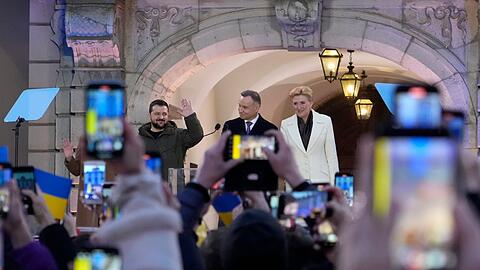 Polens Präsident Andrzej Duda (M) und seine Frau Agata Kornhauser-Duda haben den ukrainischen Staatschef Wolodymyr Selenskyj in Warschau empfangen.