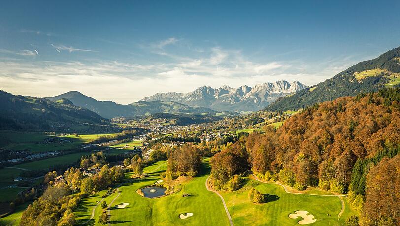 Grandioser Ausblick im Herbstlicht: An diesem Golfplatz in Eichenheim nahe Kitzbühel liegt das Hotel Grand Tirolia Kitzbühel. Grandioser Ausblick im Herbstlicht: An diesem Golfplatz in Eichenheim nahe Kitzbühel liegt das Hotel Grand Tirolia Kitzbühel.