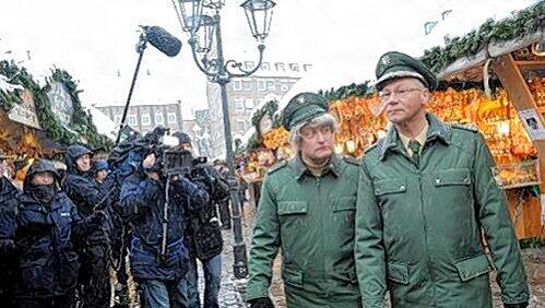 Volker Heißmann (li.) und Martin Rassau patroullieren als „Freund und Helfer“ über den Christkindlesmarkt. Immer dabei: das Kamerateam des BR (im Hintergrund). Volker Heißmann (li.) und Martin Rassau patroullieren als „Freund und Helfer“ über den Christkindlesmarkt. Immer dabei: das Kamerateam des BR (im Hintergrund).
