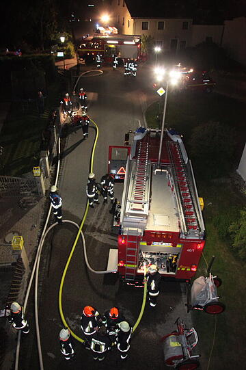 Ein Dachstuhl in Mettenheim steht in Flammen. Die Feuerwehr rückt mitten in der Nacht zum Löschen an. Die Bilder vom Einsatz.