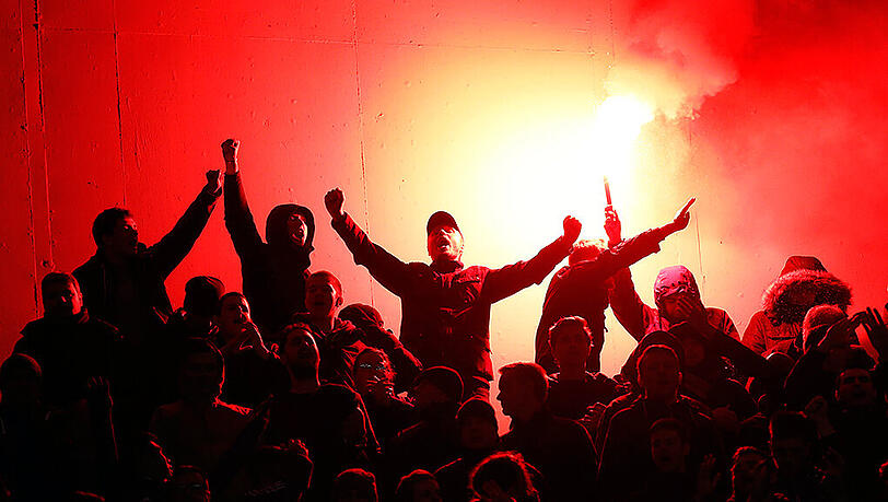Die Chelsea-Ultras haben sich am Dienstag nicht nur im Stadion daneben benommen. Die Chelsea-Ultras haben sich am Dienstag nicht nur im Stadion daneben benommen.