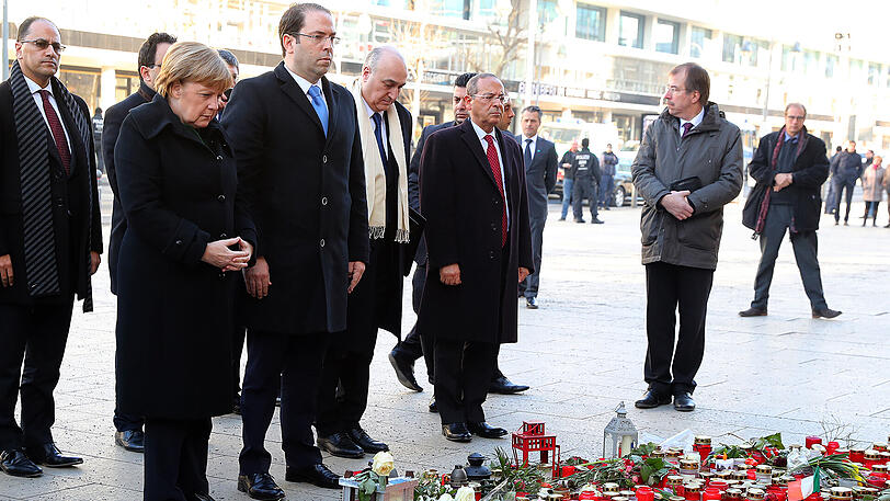 14.02.2017: Bundeskanzlerin Angela Merkel (2.v.l, CDU) gedenkt mit Tunesiens Ministerpräsident Youssef Chahed (3.v.l) in Berlin am Breitscheidplatz der Opfer, die bei einem islamistischen Anschlag auf den Weihnachtsmarkt am 19. Dezember 2016 gestorben und verletzt worden sind.