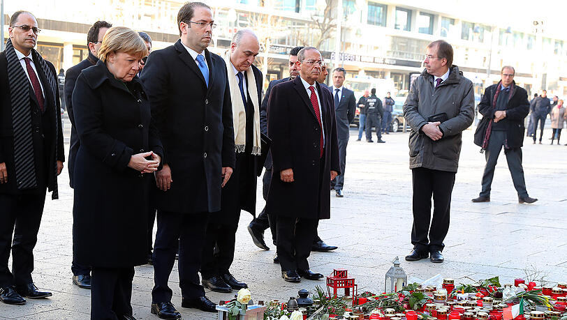 14.02.2017: Bundeskanzlerin Angela Merkel (2.v.l, CDU) gedenkt mit Tunesiens Ministerpräsident Youssef Chahed (3.v.l) in Berlin am Breitscheidplatz der Opfer, die bei einem islamistischen Anschlag auf den Weihnachtsmarkt am 19. Dezember 2016 gestorben und verletzt worden sind. 14.02.2017: Bundeskanzlerin Angela Merkel (2.v.l, CDU) gedenkt mit Tunesiens Ministerpräsident Youssef Chahed (3.v.l) in Berlin am Breitscheidplatz der Opfer, die bei einem islamistischen Anschlag auf den Weihnachtsmarkt am 19. Dezember 2016 gestorben und verletzt worden sind.