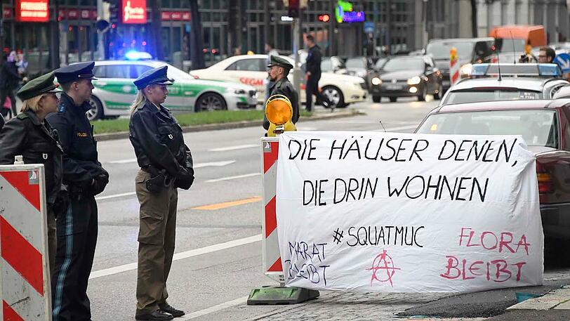 Auch vor der Tür fanden sich entsprechende Botschaften.