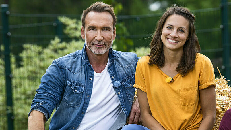 Jochen Bendel mit Fitnesstrainerin Marion Luck in seiner neuen Show "Mein Hund, die Kilos und ich". Jochen Bendel mit Fitnesstrainerin Marion Luck in seiner neuen Show "Mein Hund, die Kilos und ich".