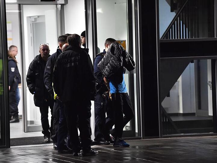 Polizisten führen den Tatverdächtigen aus der Schlosspark-Klinik ab. Der Prozess gegen den mutmaßlichen Mörder von Fritz von Weizsäcker hat begonnen.