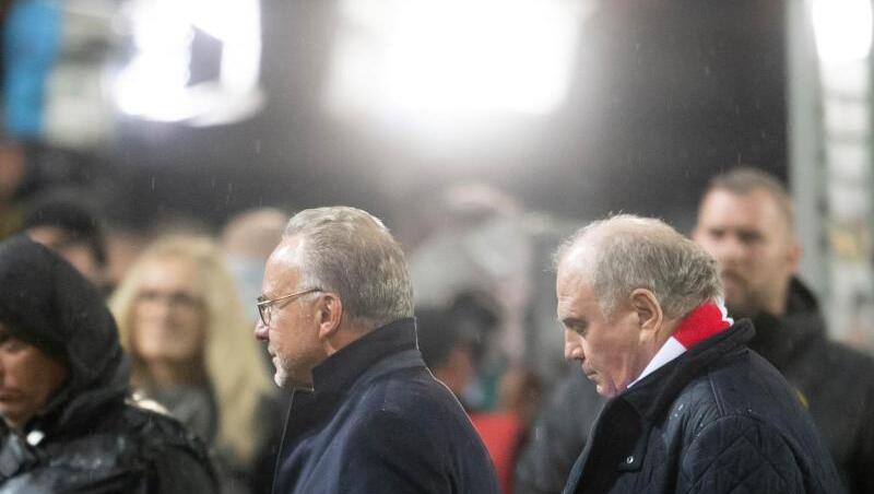 Karl-Heinz Rummenigge (l) und Präsident Uli Hoeneß gehen nach einem Spiel über den Rasen. Foto: Bernd Thissen/Archiv Karl-Heinz Rummenigge (l) und Präsident Uli Hoeneß gehen nach einem Spiel über den Rasen. Foto: Bernd Thissen/Archiv