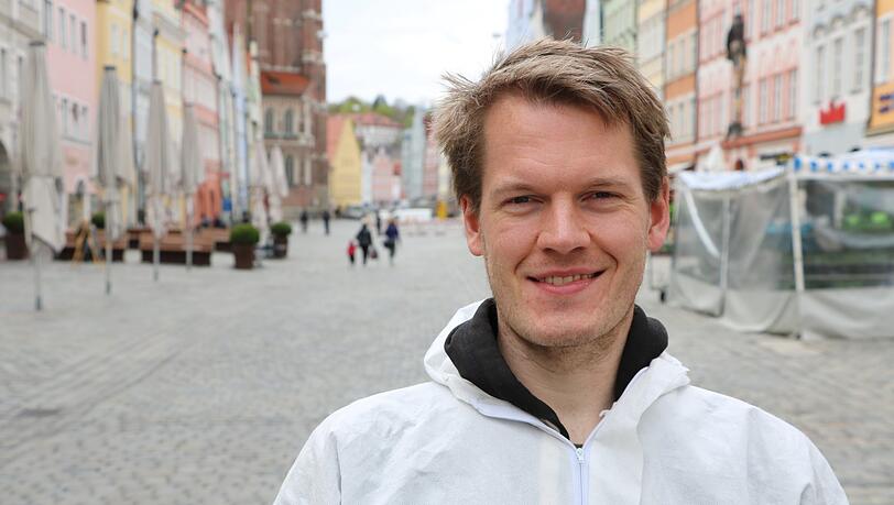 Eine Woche, zehn verschiedene Städte: Jens Vogt auf Bayerntour. Am Donnerstag heißen die Stationen Landshut und am Nachmittag Rosenheim. "Klar, die Weißwurst gehört zur DNA der Bayern. Vielen ist es weniger wichtig, dass ein Tier stirbt und Lebewesen zu Waren degradiert werden, als dass man Kultur aufrecht erhält", sagt Vogt. Eine Woche, zehn verschiedene Städte: Jens Vogt auf Bayerntour. Am Donnerstag heißen die Stationen Landshut und am Nachmittag Rosenheim. "Klar, die Weißwurst gehört zur DNA der Bayern. Vielen ist es weniger wichtig, dass ein Tier stirbt und Lebewesen zu Waren degradiert werden, als dass man Kultur aufrecht erhält", sagt Vogt.