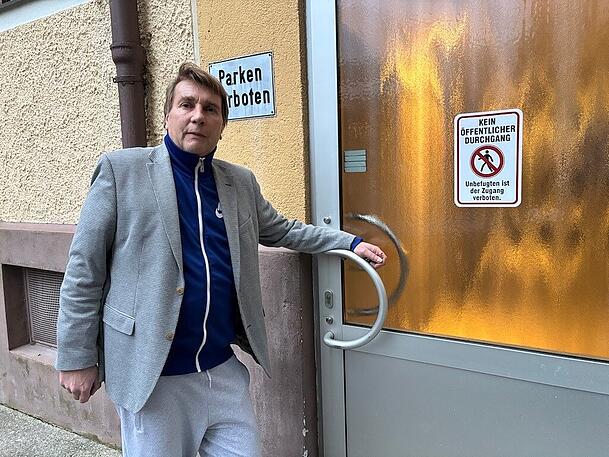 Diese Tür soll Claudius Sch. „regelmäßig“ nicht richtig geschlossen haben. Der Vermieter hat deshalb fristlos außerordentlich gekündigt. Diese Tür soll Claudius Sch. „regelmäßig“ nicht richtig geschlossen haben. Der Vermieter hat deshalb fristlos außerordentlich gekündigt.