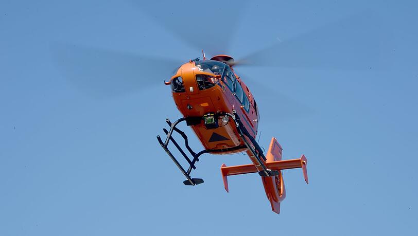 Ein Rettungshubschrauber brachte den schwer verletzten Schüler in eine Spezialklinik. (Symbolbild)