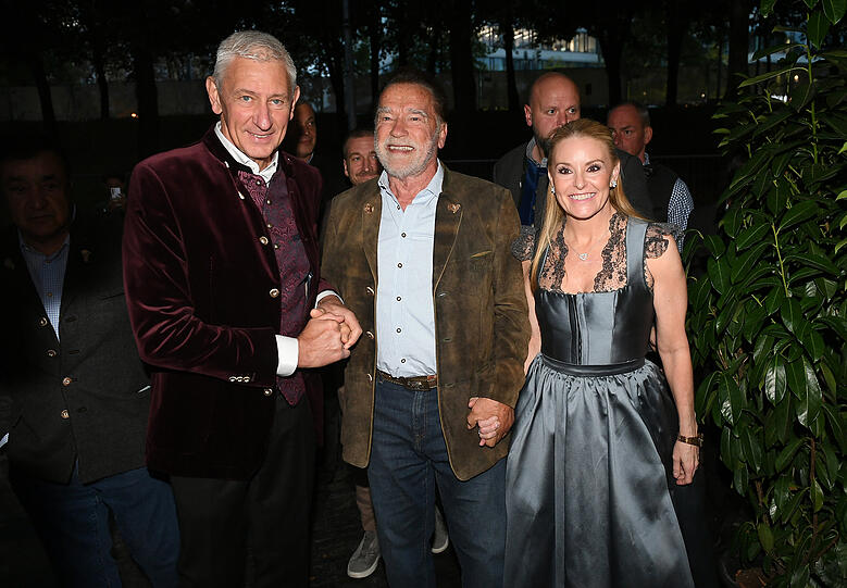 Wiesnwirt Siegfried Able, Arnold Schwarzenegger und dessen Partnerin Heather Milligan im Marstall-Festzelt.