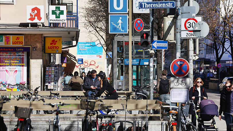 Kunterbunte Augustenstra&szlig;e, hier an der Ecke zur Theresienstra&szlig;e. Hier gibt es nichts, was es nicht gibt.