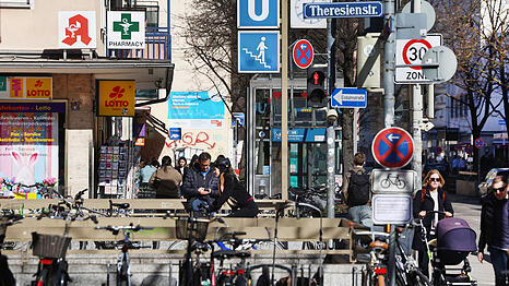 Kunterbunte Augustenstra&szlig;e, hier an der Ecke zur Theresienstra&szlig;e. Hier gibt es nichts, was es nicht gibt.