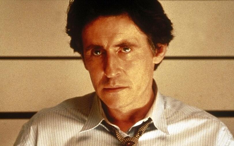 Die Freundin von Ex-Cop Keaton (Gabriel Byrne) arbeitet als Staatsanw&auml;ltin.