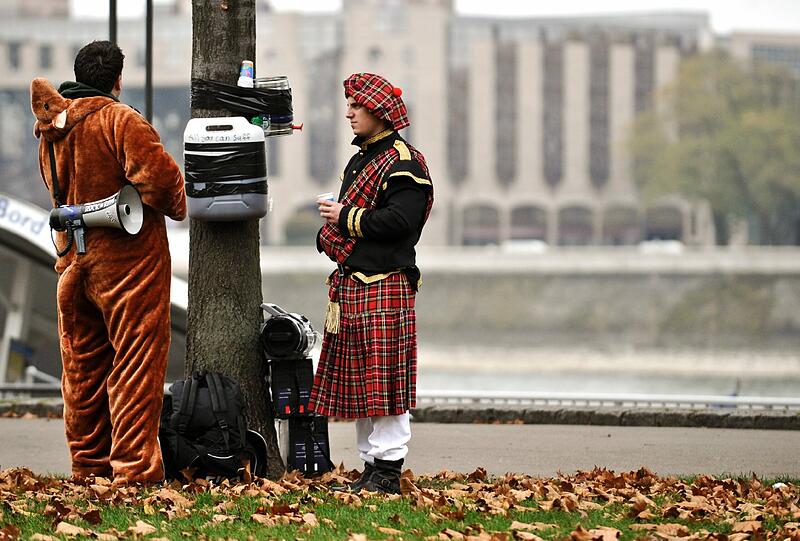 Kölle Alaaf! Bunte Clowns, Superman auf dem Weg zum Feiern, barocke Hochzeitsoufits. Köln steht heute Kopf! Sogar die Hunde werden hier verkleidet!