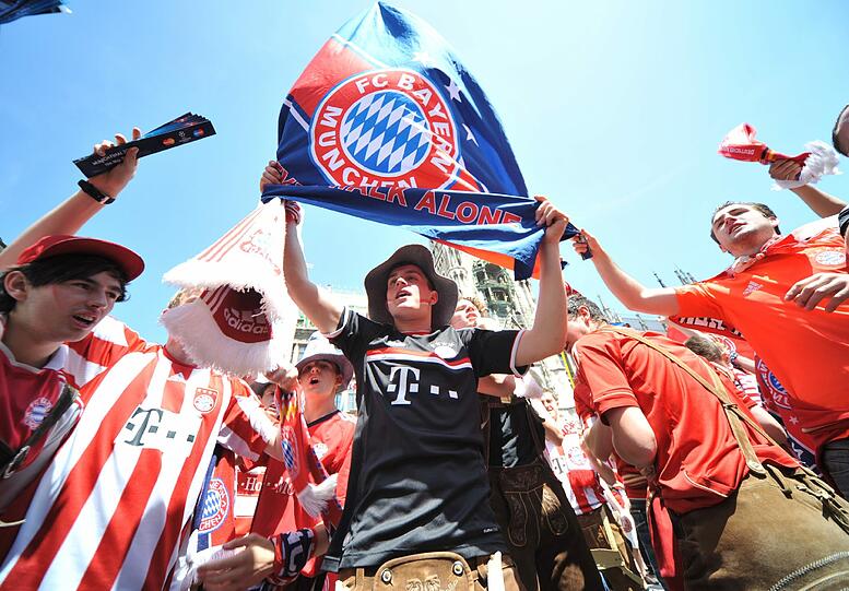 Party-Stimmung, gute Laune, Siegesgewissheit: Hier feiern sich die Bayern-Fans in den Ausnahmezustand. Die besten Bilder zum Durchklicken!