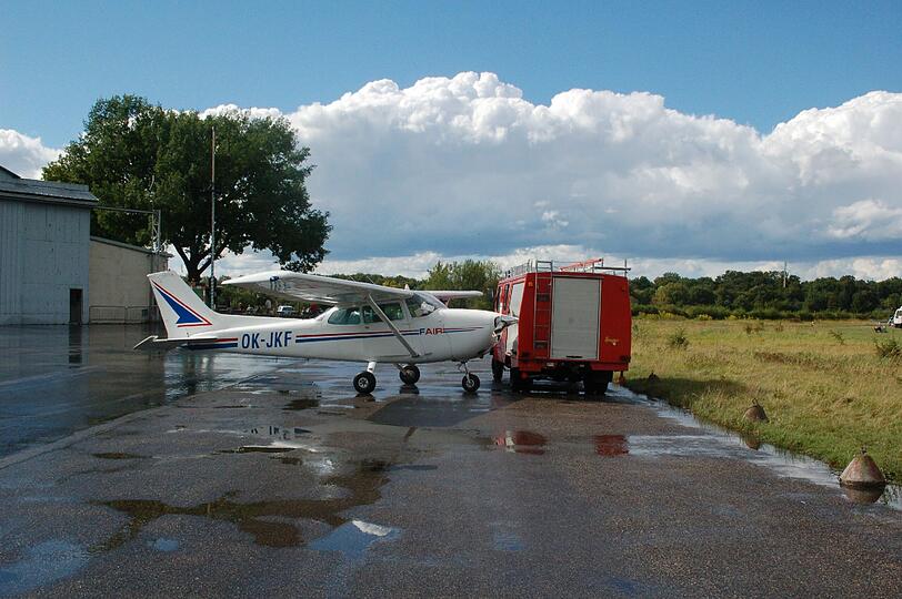 Kawummmm! Beim Ausrollen ist diese Cessna gegen ein Polizeiauto gekracht. Der Propeller drehte sich noch und donnerte in die Seite des Fahrzeugs.