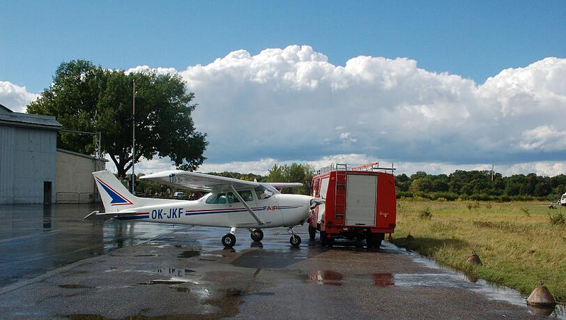 Kawummmm! Beim Ausrollen ist diese Cessna gegen ein Polizeiauto gekracht. Der Propeller drehte sich noch und donnerte in die Seite des Fahrzeugs. Kawummmm! Beim Ausrollen ist diese Cessna gegen ein Polizeiauto gekracht. Der Propeller drehte sich noch und donnerte in die Seite des Fahrzeugs.