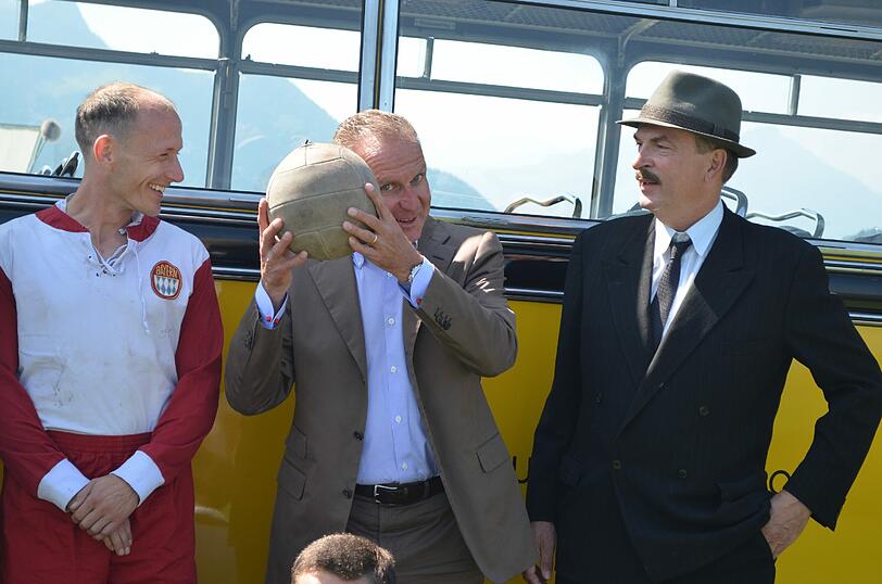 Trat sogar selbst ein paar historische Bälle: Karl-Heinz Rummenigge beim Landauer-Dreh in Samerberg &ndash; Die Bilder.
