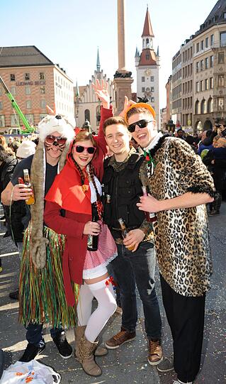 Rotkäppchen, der böse Wolf und Freunde beim Faschingstreiben am Rosenmontag in der Fußgängerzone.