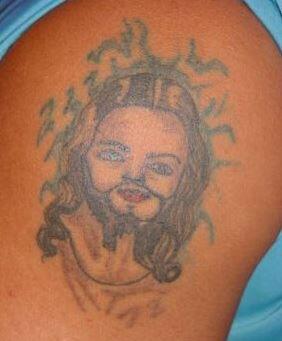 Über Geschmack lässt sich bekanntlich streiten... Die witzigsten Horror-Tattoos in der Bilderstrecke.