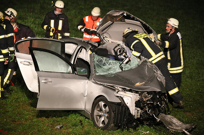 Schrecklicher Unfall auf der B15 bei Erding: Die Bilder vom Rettungseinsatz