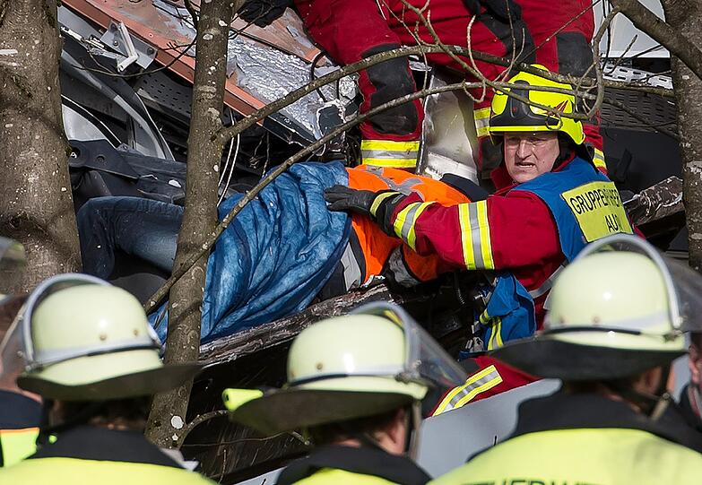 Rettungskräfte an der Unfallstelle.