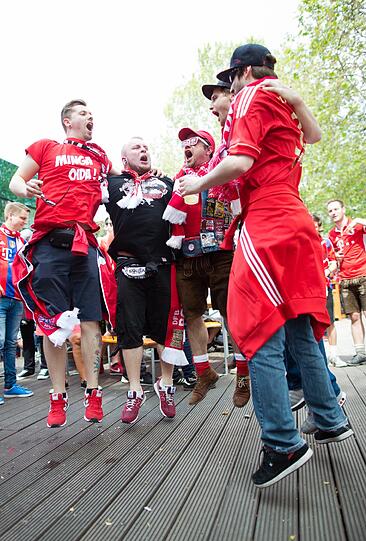 Vor dem DFB-Pokalfinale ist die Berliner Innenstadt von Dortmund und Bayern-Fans belagert. Die Bilder!