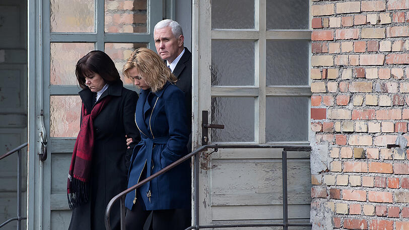 Mike Pence war vor vielen Jahren schon einmal im KZ in Dachau, nun ist er in neuer Funktion gekommen, und mit Frau und Tochter.