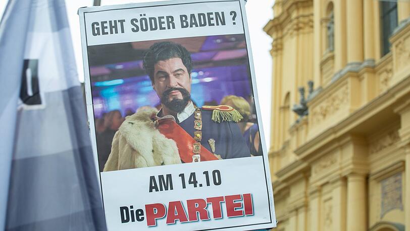 Mit Satire zum Erfolg: ein Plakat der Partei auf einer Demonstration vergangenes Jahr in München. Mit Satire zum Erfolg: ein Plakat der Partei auf einer Demonstration vergangenes Jahr in München.