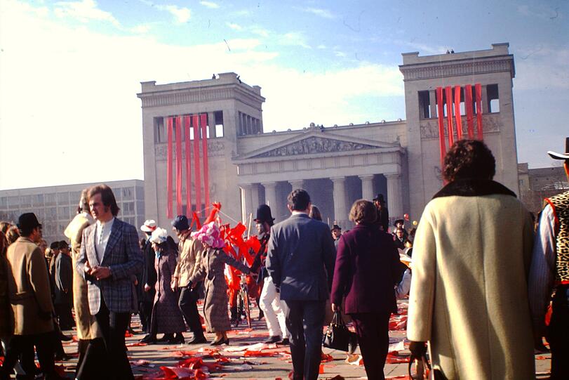Narrisch: Teilweise verkleidete Münchner beim Faschingsfest auf dem Königsplatz, im Jahr 1971. Sogar die Propyläen sind geschmückt.