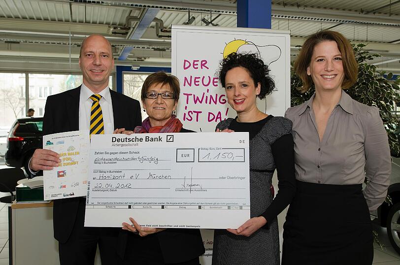 Scheckübergabe an Horizant e.V.(v.l.n.r.): Andreas Fehervary (Geschäftsführer Renault Niederlassung München), Claudia Lamprecht (Horizont e.V.), Ina Mors (Horizont e.V.), Claudia Hansen (Marketing, Renault Niederlassung München)