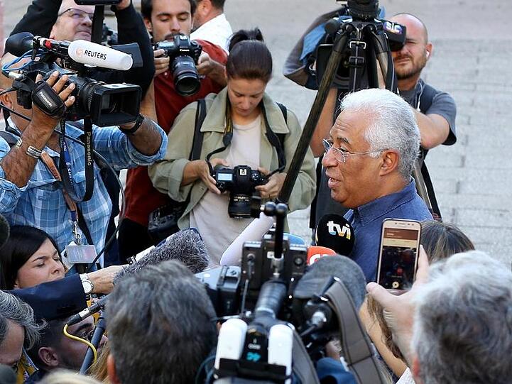 Antonio Costa, amtierender Premierminister Portugals und Kandidat der Sozialistischen Partei, steht Journalstien Rede und Antwort.