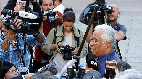 Antonio Costa, amtierender Premierminister Portugals und Kandidat der Sozialistischen Partei, steht Journalstien Rede und Antwort.