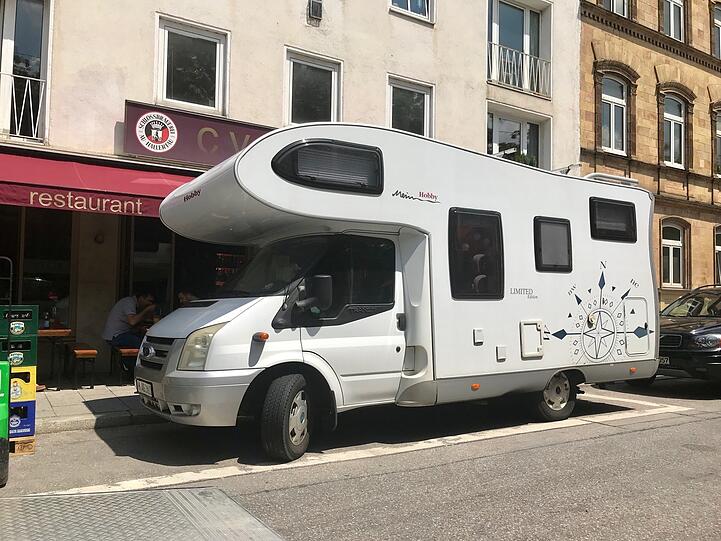 Gewiss ein schöner Spaß für den stolzen Eigentümer ist dieses wuchtige Wohnmobil mit Schlafkoje auf dem Dach. Dass es in Schwabing locker zwei Parkplätze belegt, finden Anwohner weniger lustig.