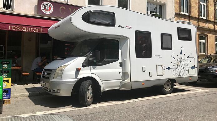 Gewiss ein schöner Spaß für den stolzen Eigentümer ist dieses wuchtige Wohnmobil mit Schlafkoje auf dem Dach. Dass es in Schwabing locker zwei Parkplätze belegt, finden Anwohner weniger lustig.