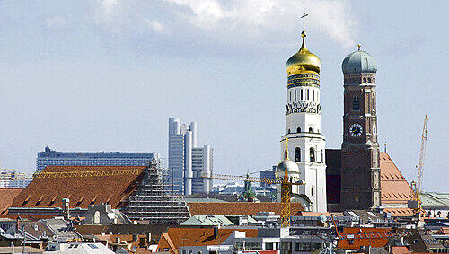 So weit ist's noch nicht: Frauenkirche mit Kremlturm So weit ist's noch nicht: Frauenkirche mit Kremlturm