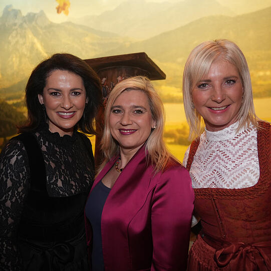 Die drei CSU-Ministerinnen (v. l.): Michaela Kaniber (Landwirtschaft), Melanie Huml (Europa), Ulrike Scharf (Familie und Soziales).