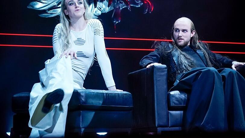 Prinzessin von Eboli (Ruth Bohsung) und Don Karlos (Max Poerting). Prinzessin von Eboli (Ruth Bohsung) und Don Karlos (Max Poerting).