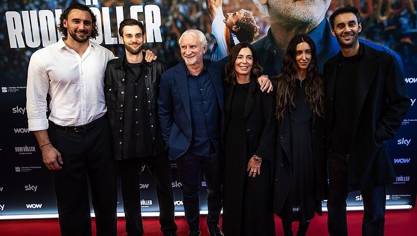 Marco, Kevin, Rudi und Sabrina Völler sowie Greta und Bryan (v.li.) auf der Premiere.