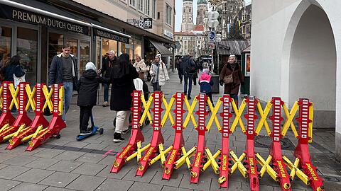 Wer vom Tal kommt und zum Christkindlmarkt auf dem Marienplatz will, läuft direkt an den Absperrungen vom Typ Pitagone vorbei. Wer vom Tal kommt und zum Christkindlmarkt auf dem Marienplatz will, läuft direkt an den Absperrungen vom Typ Pitagone vorbei.
